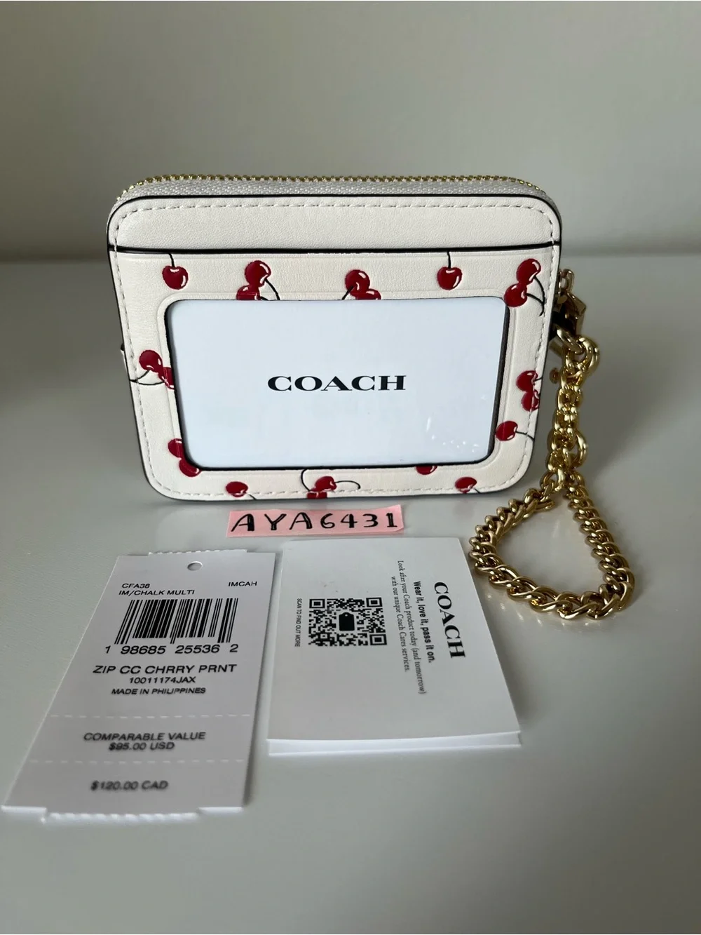 Coach Zip Card Case With  Cherry Print🎈🎈